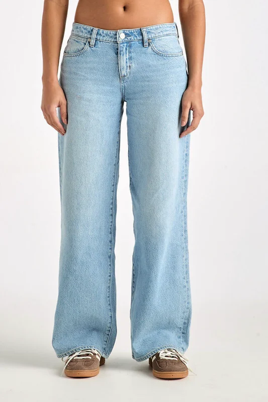 WRANGLER LOW RISE FARRAH JEAN - NEW DAWN Cozy Stretch High-Waist Jeans